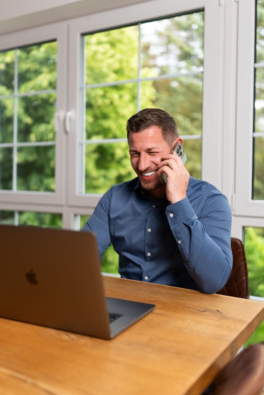 Florian Hartschwager am Schreibtisch im Telefonat